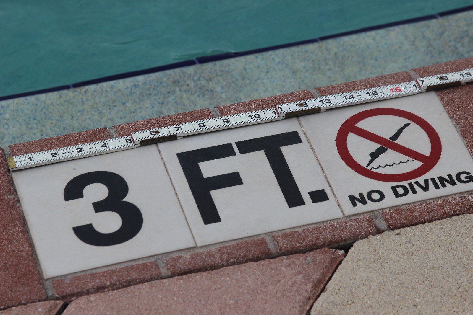 swimming pool no diving warning