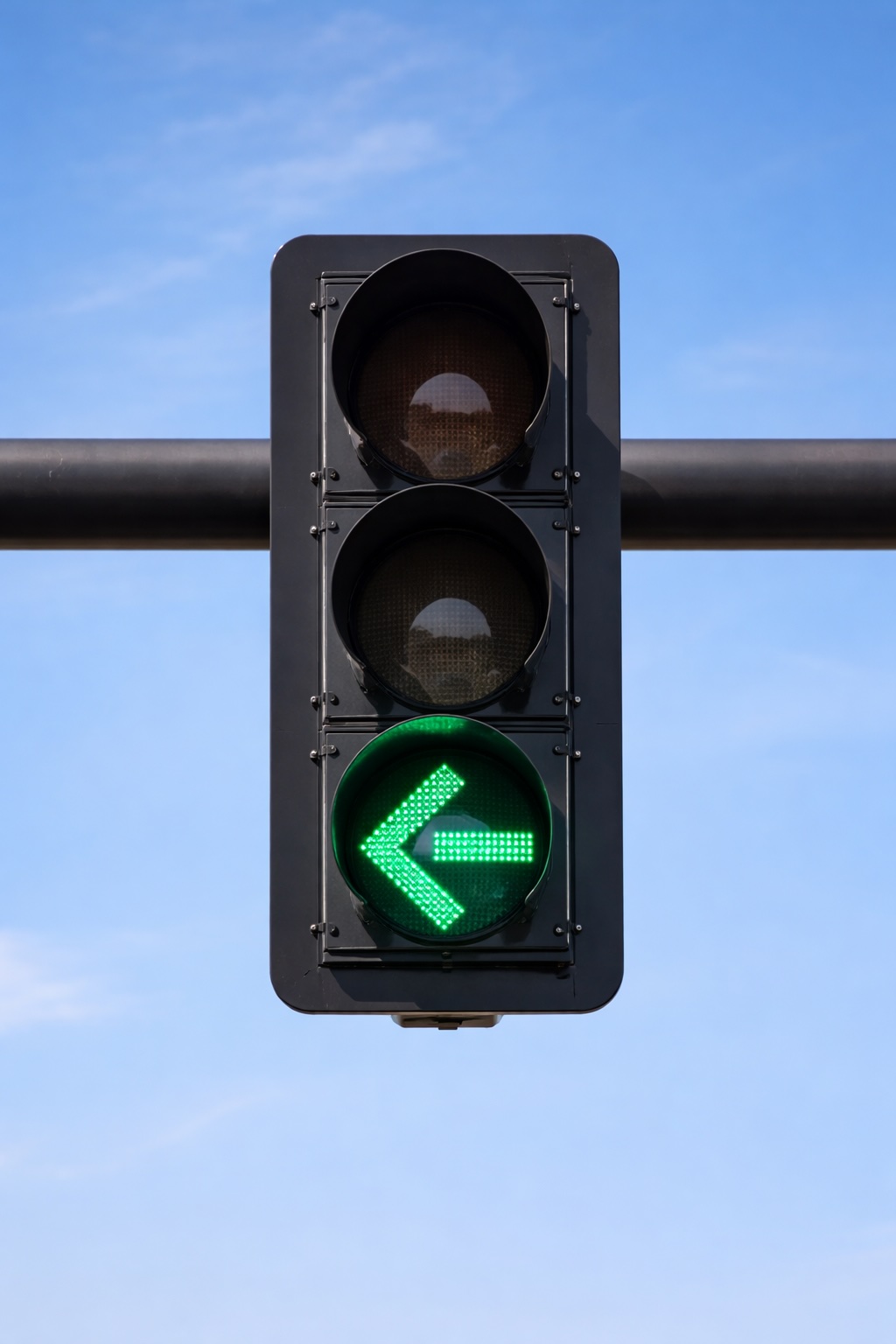 Left Turn Accident Liability in Florida: Who's at Fault? 1 Florida left turn accident traffic signal showing green arrow and liability considerations
